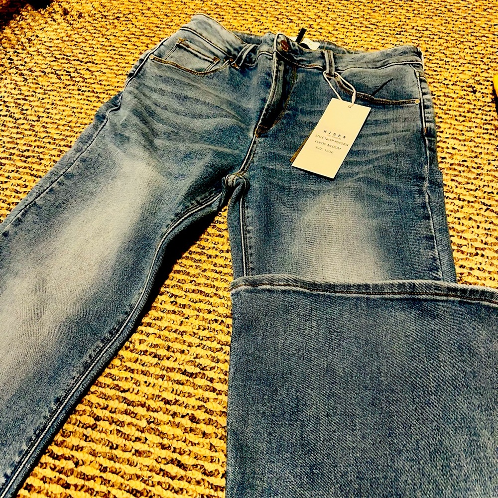 Risen jeans in flare leg. Sz. 11. Higher waist. About 32in inseam.